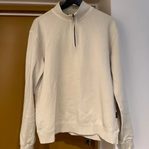 Bondelid half zip - Half zip polo krage från bondelid. Mycket fint skick, använd 4-5 gånger. Nypris: 599kr. Färg: Off White 