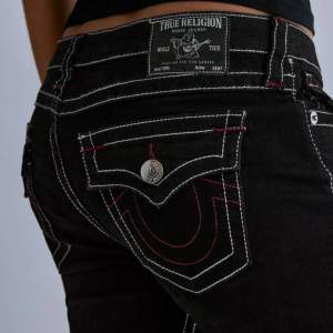 Lågmidjade True Religion jeans i nyskick, endast använda en gång. Köpta från Nelly för 1.499kr, slutsålda på hemsidan💓💓