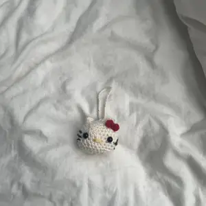 Gullig Hello Kitty Väsk charm eller nyckel ring 💗 den är gjord av Cotton garn och är välgjord 💫