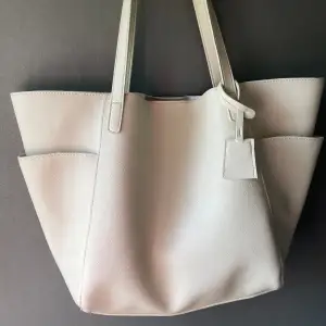 Så snygg väska i nyskick!🤍✨ Köpt i Spanien för några månader sen men säljer då jag inte använder den🫶🏼 Färgen syns bäst på 4e bilden💫