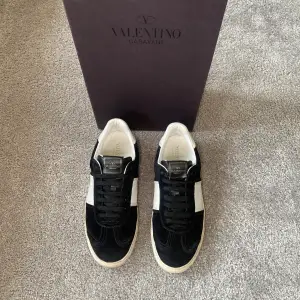 Tjena, säljer dessa Valentino skor i modellen Flycrew som inte säljs längre. Endast skorna medkommer. För fler bilder/frågor är det bara att höra av dig