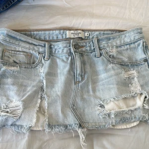 Minikjol - Jeanskjol med slits, jäääteee fin till sommaren