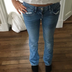 Ltb jeans - Säljer då de är försmå 💕 pris kan diskuteras 💕 har en liten fläck på benet där av priset är ganska säker att den kan tvättas bort dock  