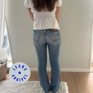 Ljusblå nudie jeans. Storlek: XS midjemått: 35x2 cm innerbenslängd: 75 cm. Modell på bilden: 160 cm