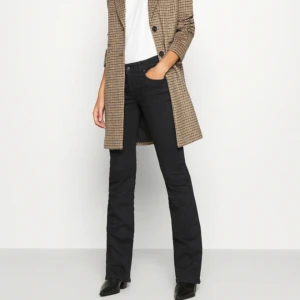 Ltb jeans Roxy - Säljer nu mina skit snygga ltb jeans i modellen Roxy! Säljer dessa då de är lite stora i midjan och har börjat bli lite korta på mig som är 167. Storleken är 27x32. Köptes för 630kr och säljs för 250kr. Dm för fler bilder, köparen står för frakten💞