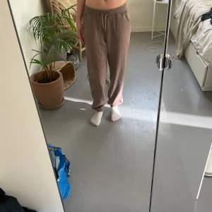 Bruna mjukisbyxor  - Bruna mjukisbyxor från Lindex i storlek 158/164. Passar mig som bär storlek S. Skriv vid frågor och fler bilder💗