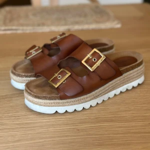 Sweeks sandaler Sonja - Bruna sandaler från Sweeks i modellen Sonja. Köpta förra året på Scorett. Endast använda 2-3 gånger så i mycket fint skick! Storlek 39.