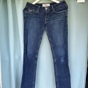 Extremt söta och fina jeans från Hollister. De är extremt lågmidjade, säljer för att de ej passar mig längre. Använda såklart. I storlek är de: wide=27 & L=33 