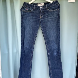 Jeans Hollister  - Extremt söta och fina jeans från Hollister. De är extremt lågmidjade, säljer för att de ej passar mig längre. Använda såklart. I storlek är de: wide=27 & L=33 