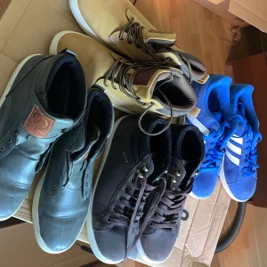 Skor - Finns 4 olika par skor priset går att diskutera. Alla skorna är i bra skick.