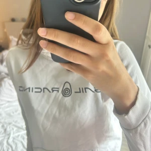 Sailracing hoddie - Använd några gånger. Har några små märken längst ner vid armen men inget som syns tydligt. Storlek 160 men passar xs/s