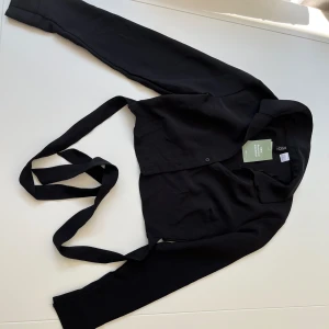 Blus ny - Ny svart kort blus/skjorta