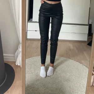 Svarta skinnbyxor från Vero Moda  - Superfina tajta skinnbyxor från Vero Moda, Storlek XS 
