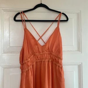 Lång sommarklänning hm - Sååå fin sommarklänning från hm. Perfekt till midsommar. Helt ny! Storlek 44 men mer som en 40/42. 