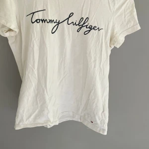 Fin Tommy Hilfiger t-shirt😍 - Säljer denna vita Tommy Hilfiger t-shirt i storlek xs. Den passar perfekt som basplagg och är använd ett fåtal gånger. Säljer pga ingen användning💗