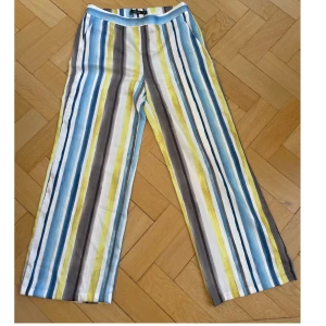 Zara byxor  - Byxor från zara i nyskick. Storlek M