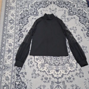 Långarmad tröja - Den funkar bäst till 12-11 år, tagit på mig den bara 2 gånger men jag insåg att svart var inte min färg, den är väldigt söt.