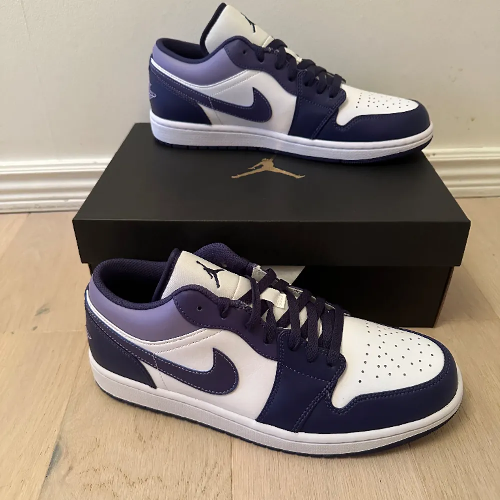 Air Jordan 1 Low purple   Nyskick! Kartong etc . Skor.