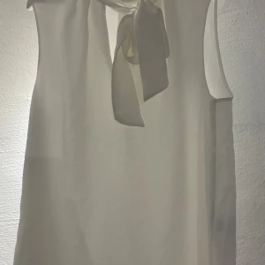 Blus från hm - En superfin blus från hm i jättebra skick. Blusen är i storlek 34