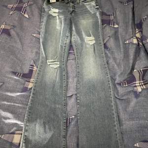 Oanvända och nya ljus blå jeans i storlek M