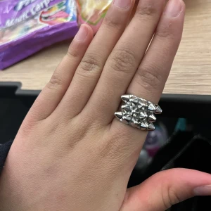 Edblad ring  - Säljer Edblad ring då jag har bytt till guld! Storlek S! Har inte haft den så länge! Inga tecken på användning eller så💗 