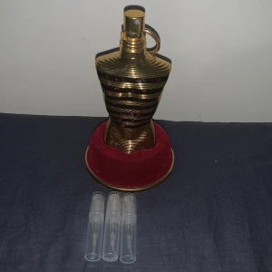 Jean Paul Gaultier Le Male Elixir 2ml - En söt vanilj och honungsdoft som passar bra nu till våren🍯🍦. Passar för dig som ej vill köpa hela parfymen direkt🌟. Säljs även i 2ml, 45kr. 4ml, 80kr. 🙌