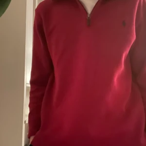 Polo Ralph Lauren Half Zip - En tvär skön rös polo Ralph lauren half zip | Modellen är 180cm | Skick 9,5/10 | Hör av er vid minsta fråga! 