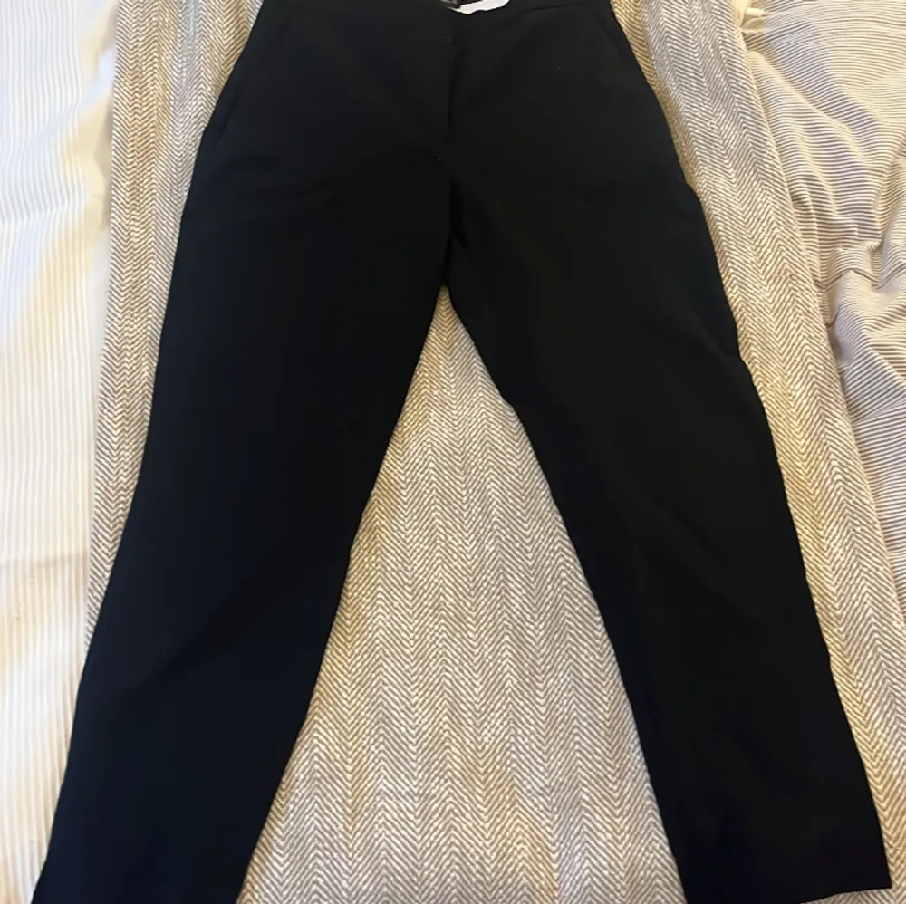 Svarta kostymbyxor ifrån Zara, storlek 36, fickor fram till. Jeans & Byxor.
