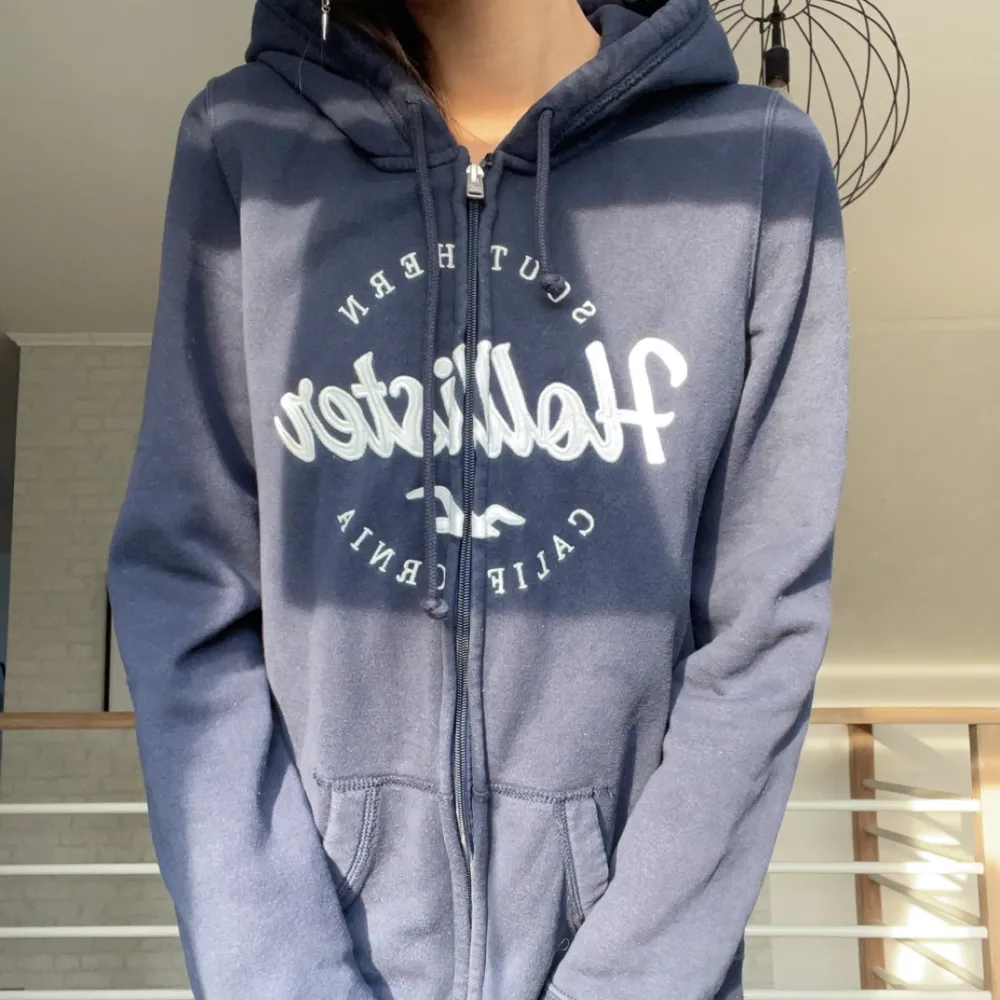 Marinblå zip-hoodie från Hollister💗, den är använd men i bra skick!. Hoodies.