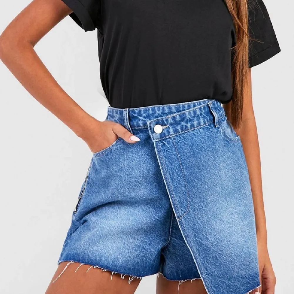 Jeansshorts som liknar kjol framifrån. Aldrig använda. Storlek xxs/32. Inköpta från boohoo. . Shorts.
