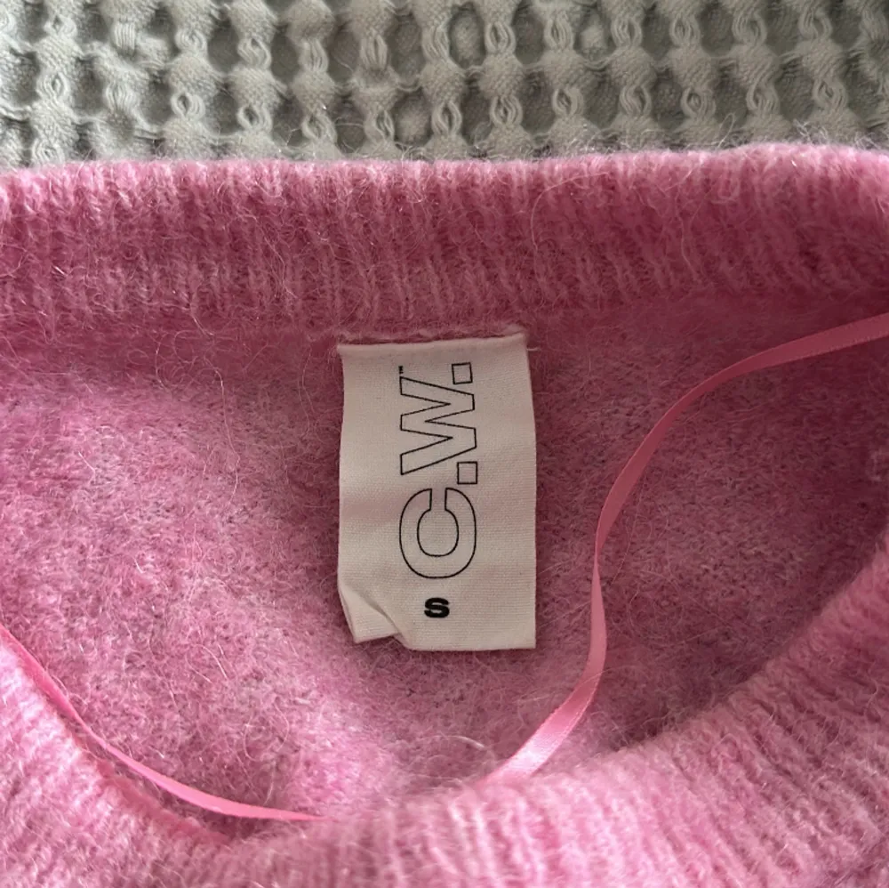 En rosa stickad tröja från Carin Wester💞 Använd fåtalet gånger och köptes för 600.. Stickat.