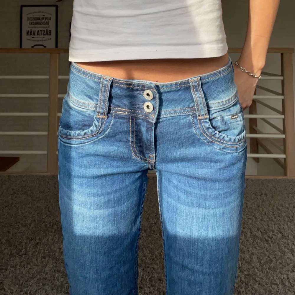 Lågmidjade Pepe jeans💞, rak modell, passar dig som är runt 163. Säljer då jag har många jeans och därför inte använt dessa så mycket, alltså är dem i superbra skick!. Jeans & Byxor.