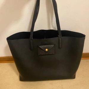 Marc Jacobs väska - Säljer en fullt funktionsduglig Marc Jacobs väska (äkta). Dustbag medföljer! Lite sliten i remmen, inga andra skador. Se bilder! 