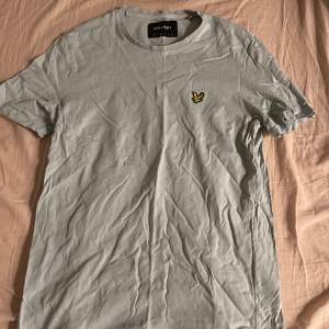 Snygg T-shirt från lyle & scott, använd men i bra skick!