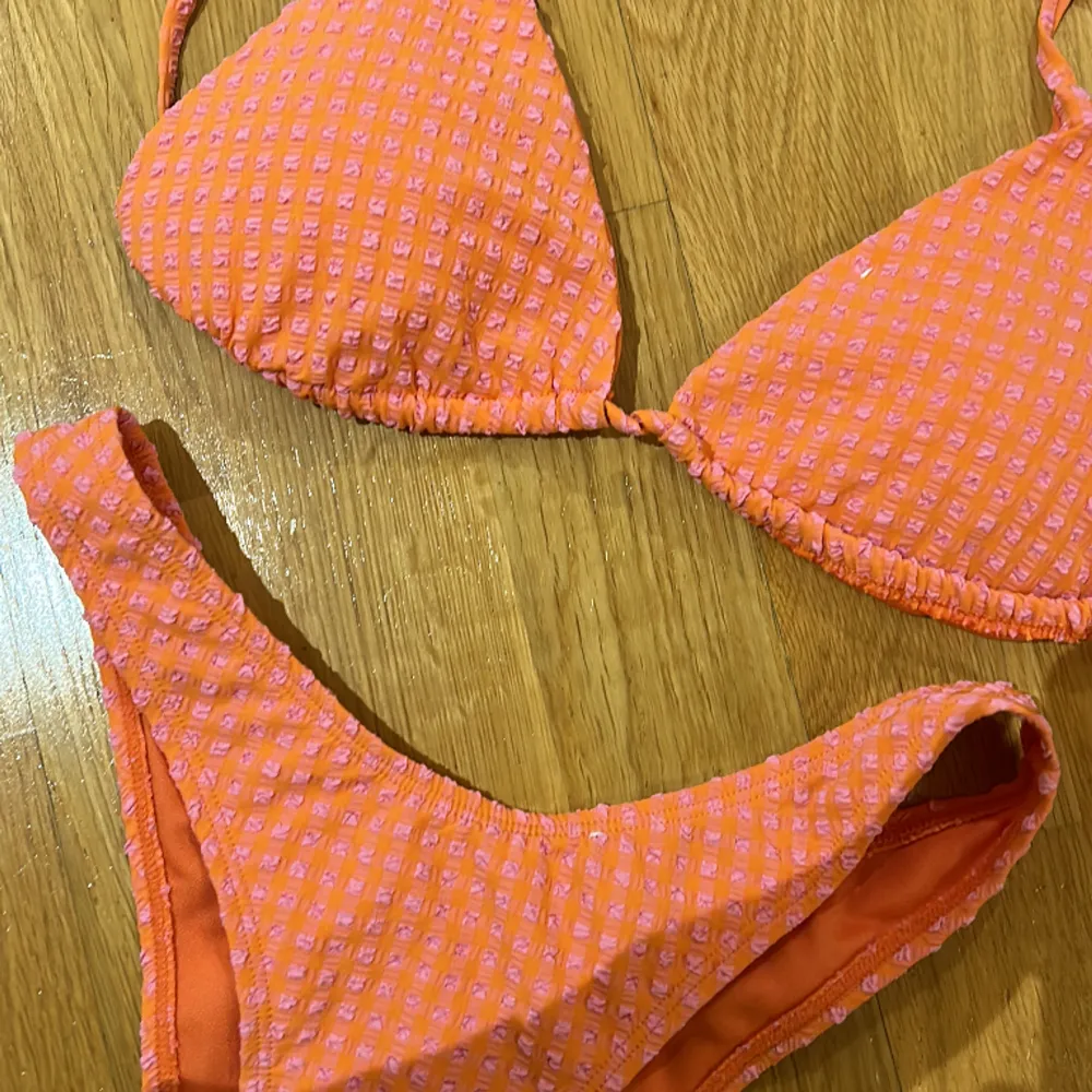 Söt bikini ifrån BikBok! Nästan aldrig använd båda delarna storlek 36. 75 kr delen 🌸. Övrigt.