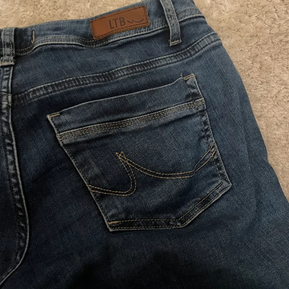 Säljer mina mörkblå ltb jeans då dom inte kommer till mycket användning eftersom att dom är för långa och lite stora på mig i midjan för mig dom är 170. Dom har snöre för att justera storleken och kan även tas ut. Är i mycket bra skick!💕. Jeans & Byxor.