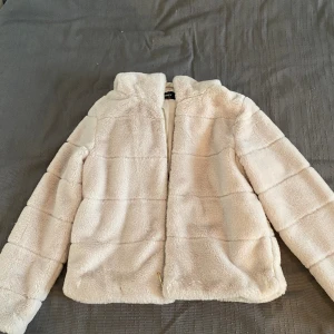 Pälsjacka  - Beige fusk pälsjacka från Only. Inga tecken på användning. Jackan är i storlek L men jag skulle säga att den är liten i storlek så passar s/m. De två sista bilderna är lånade.