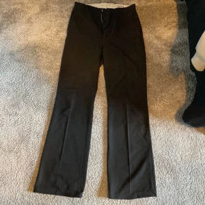 Hope Bootcut Kostymbyxor - Säljer för de är för små, gott skick.  Fler bilder finns vid undran om passform eller mått.