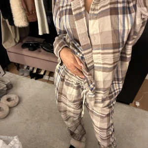 Pyjamassett  - Säljer detta supersöta pyjamassett då det ej används längre & har knappt gjort. Köparen står för frakt 📦 