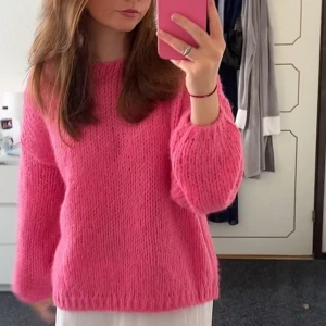 Rosa stickad tröja - Denna fina stickade tröjan kommer ej till användning längre men är i väldigt bra skick. Köptes för 550kr och är slutsåld på hemsidan jag köpte den därav priset!🩷🩷🩷 PASSAR ÄVEN S!