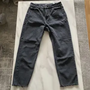 Jeans från ONLY,  Storlek: W28 & L30 Färg: mörkgrå Dem är i bra skick, knappt använda. 