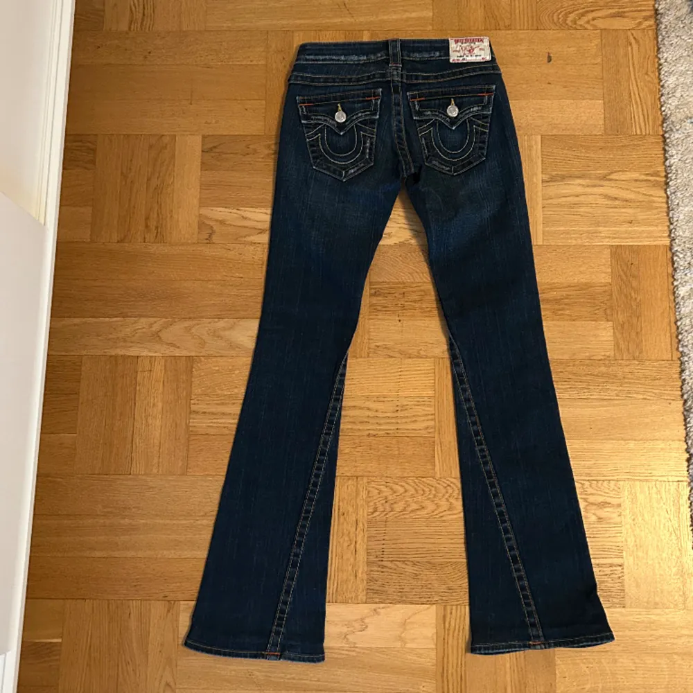Snygga Äkta true religion Jeans från L.A. är oanvända och i nyskick. Bootcut Jeans med storlek 24, midjemått 35,5 rakt över och innerbenslängd 85. Lågmidjade💕. Jeans & Byxor.