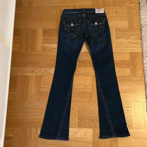 Snygga Äkta true religion Jeans från L.A. är oanvända och i nyskick. Bootcut Jeans med storlek 24, midjemått 35,5 rakt över och innerbenslängd 85. Lågmidjade💕