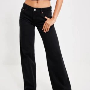 Lågmidjade jeans  - Slutsålda och knappt använda jeans i väldigt bra skick. Storlek 38 men passar mig som brukar ha 36/34, säljer då de inte kommer till användning❤️