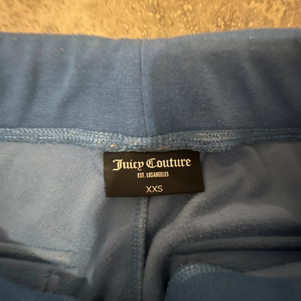 Juicy couture byxor i storlek xxs, köpta för 1200 men säljs för 500, byxorna är i jättebra skick dem har fläck längst ner på byxorna pågrund av regn (syns inte i verkligen) därför de låga priset. Jeans & Byxor.