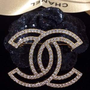 Chanel brosch med hela Cubic Zirconia