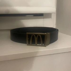 Mcdonalds bälte (limited edition) - Jag säljer mitt McDonalds bälte på grund av att det inte används. Köp för en vecka sen bara använd max 2 gånger. Den är limited edition så den är svår att få tag på. Pris kan sänkas!