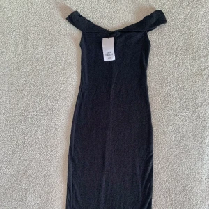 ZARA off-shoulder svart midiklänning - Ny med tags kvar. Väldigt bekväm då materialet är mjukt. Utan anmärkningar.