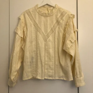 Blus med volanger - Perfekt skick