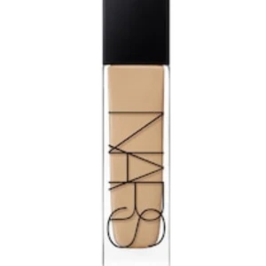 Nars foundation  - Säljer min nars foundation i färgen barcelona. Jag har enbart använt två/tre pumpar från den. Säljer den då det inte är min färg. Nypris 600kr från spehora 